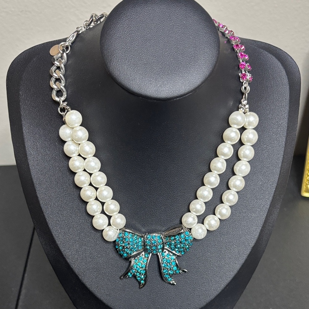 Express Faux Pearl Rhinestone Bow Pendant Pink Details Silver Choker Necklace